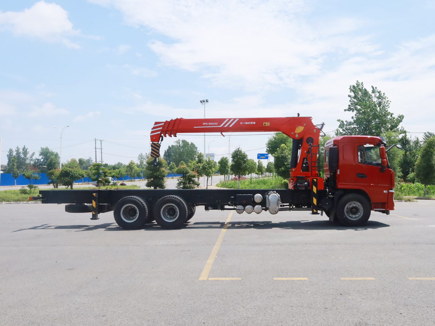 國(guó)六陜汽軒德翼6后雙橋上裝三一14噸直臂式吊機(jī)隨車吊